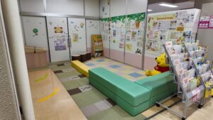 市役所１階に親子の休憩スペースがあります